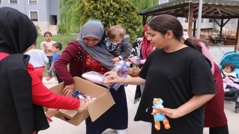Meslek Lisesi öğrencileri depremzede çocuklara hediyeler verdi