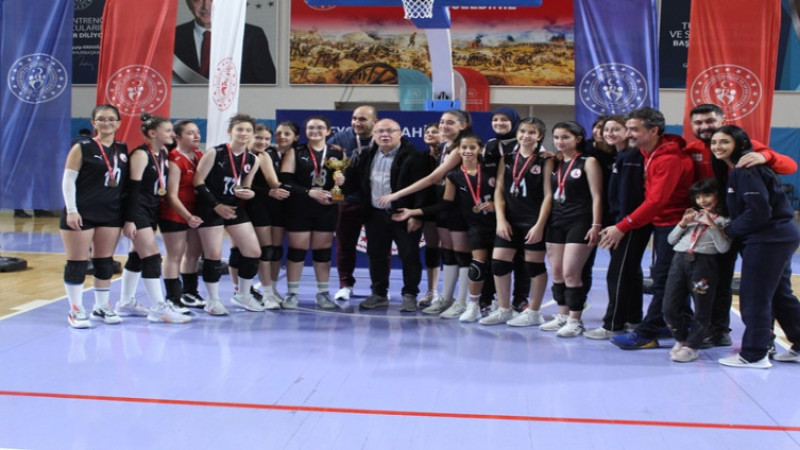 Küçük Kızlar Voleybol Liginde Şampiyon AKAL
