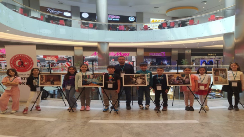 Miniklerin fotoğraf sergisine büyük ilgi