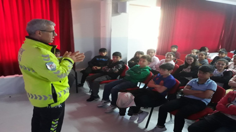 İlkokul öğrencilerine trafik eğitim seminerleri verildi