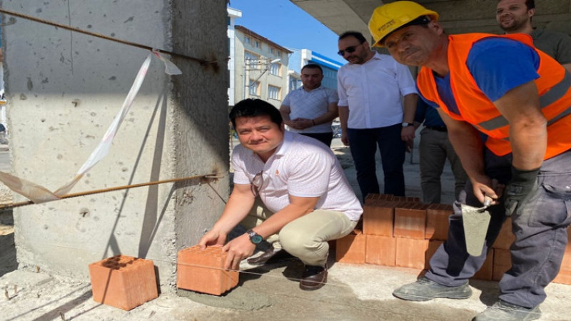 Başkan Aynacı,  yapımı devam eden inşaatta ilk tuğlayı koydu