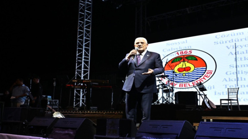  Müsavat Dervişoğlu, Çay'da Vişne ve Eber Sarısı Festivali'ne katıldı