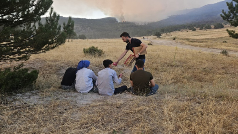 AK Gençlik Yangının ilk anından itibaren sahada