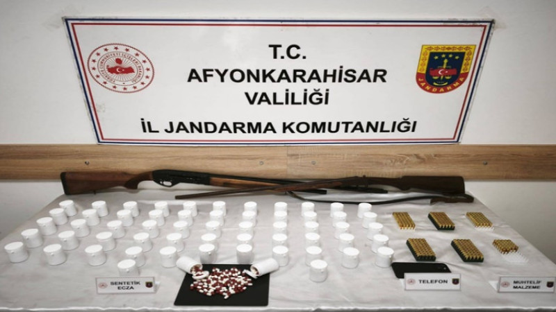 Emniyet arama emriyle aradığı yerde yasa dışı maddeler ele geçirdi