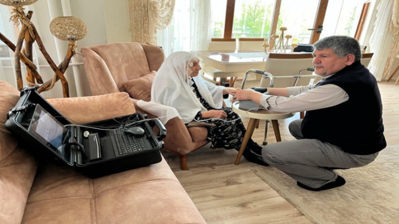 87 yaşındaki kadının nüfus cüzdanı evinde yenilendi
